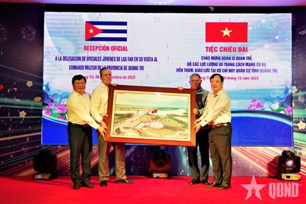 Young Cuban officers visit Quang Tri